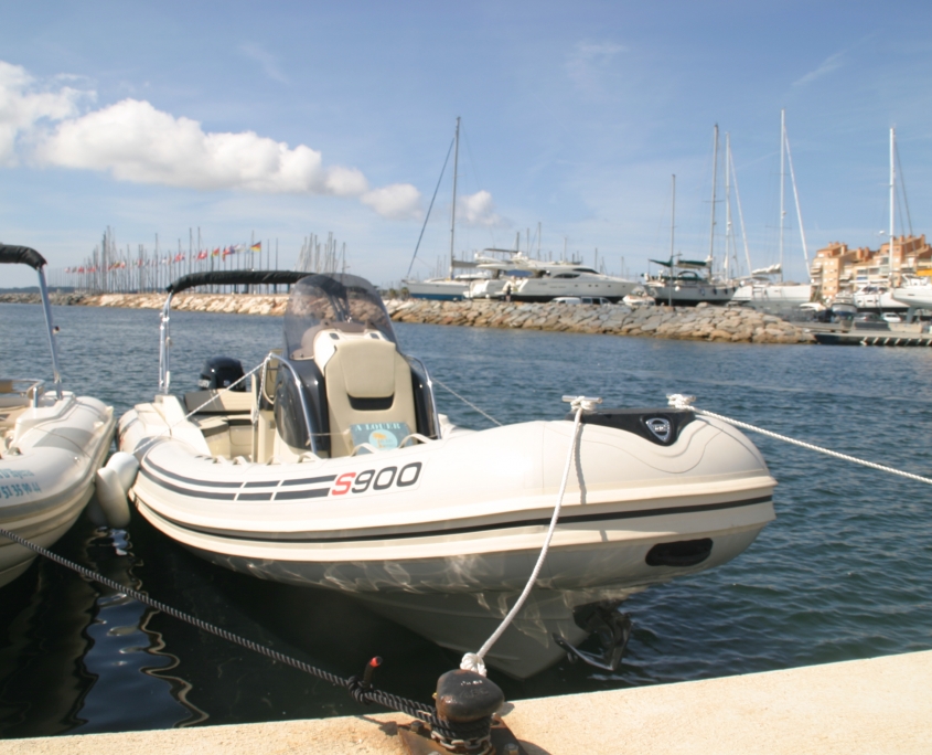 rigid inflatable boat for rent Sacs 900 Sport