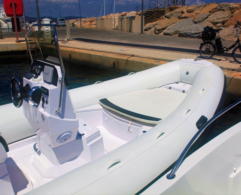 Rigid inflatable boat Predator 650 for rent in Hyères, France