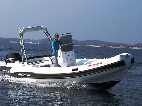 Rigid inflatable boat Predator 650 for rent in Hyères, France